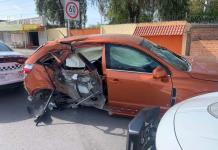 Automovilista abandona vehículo tras chocar contra un poste