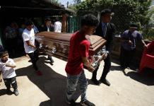 Sepultan en El Salvador restos de migrante fallecido en incendio en México
