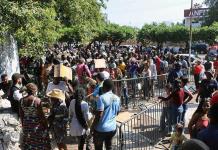 Llegan unos mil migrantes a oficinas de Comar en busca de petición de asilo