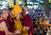 El Dalai Lama se disculpa tras video que lo muestra besando a un niño