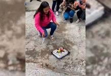 Con pastel y mañanitas, celebran cumpleaños número 20 de un bache en Puebla