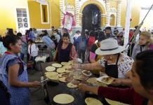 Mexicanos celebran las memelas, comida de gobernantes que ahora es del pueblo