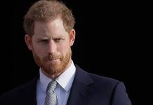 El príncipe Harry llega para la coronación del rey Carlos III