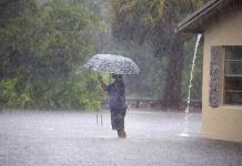 Tormentas torrenciales paraizan el sur de Florida