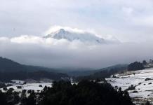 En plena primavera, nieve pinta de blanco el Nevado de Toluca