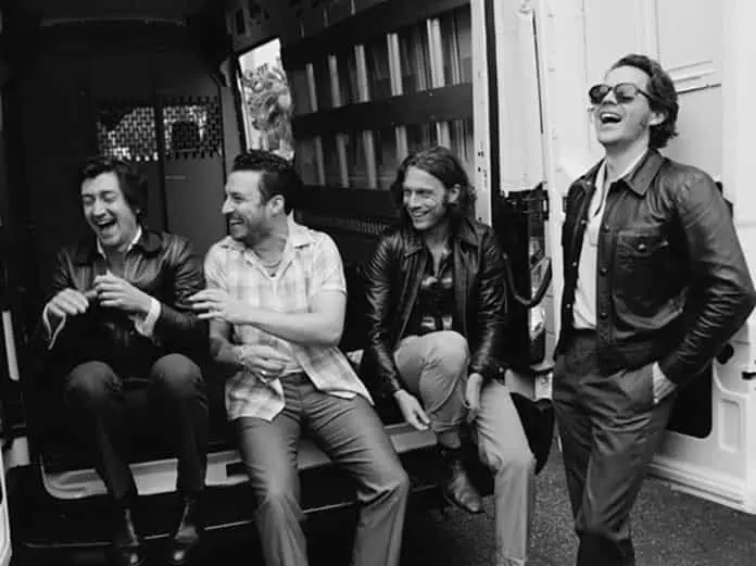 Los Arctic Monkeys están de regreso, estrenan tema Opening Night