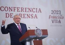 AMLO descarta asistir a la entrega de medalla a Poniatowska porque sus adversarios podrían humillarlo