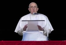 Madre de refugiada por denunciar acoso sexual pide una audiencia con el papa Francisco