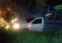 Camioneta vuelca en la carretera libre Valles-Tampico; hay 2 heridos 