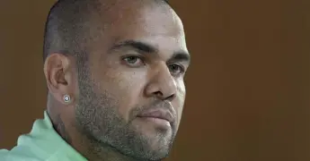 Dani Alves apoya a Fl&aacute;vio Bolsonaro en elecciones presidenciales