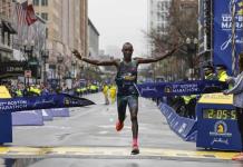 Kenia barre Maratón de Boston, pero no el favorito Kipchoge