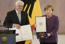 Merkel recibe el máximo honor alemán como líder europea ajena a vanidades