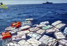 Policía italiana recupera 2 toneladas de cocaína en el mar
