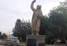 Estatua de Hidalgo, con tres placas alusivas