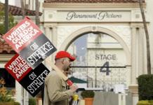 Guionistas de TV y cine autorizan huelga en Hollywood