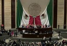 Diputadas de oposición toman tribuna y revientan sesión