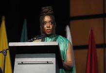 Adichie: La conversación sobre feminismo se ha extendido, pero no la igualdad