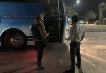 Localizan a 14 migrantes a bordo de un autobús en la carretera a Matehuala