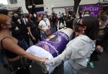 Protestan con cadáver de joven desaparecida ante Fiscalía de Ciudad de México