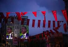 Los turcos elegirán entre 24 partidos en una papeleta de un metro de largo
