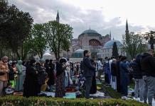 Millones de musulmanes marcan el final del Ramadán entre paz y guerra
