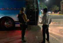 Aseguran a 14 migrantes que viajaban en autobús