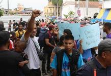 Migrantes se preparan en Tapachula para salir en viacrucis a CDMX