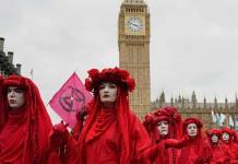 Miles de ecologistas marchan por el centro de Londres en el Día de la Tierra