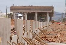 Comerciantes sufren por obras de puente atirantado en SGS