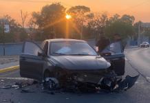 Automovilista sufre aparatoso accidente en Salvador Nava, a la altura del asta monumental