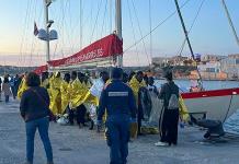 Cientos de migrantes desembargan en la isla italiana de Lampedusa