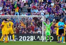 No se permite colgar banderas que tapen la publicidad, responde Barça ante críticas