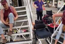 Atleta paralímpica desciende del avión en Veracruz; no había rampas
