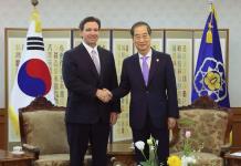 DeSantis habla de comercio con autoridades surcoreanas