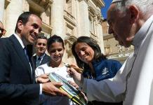 El papa firma pala de pádel que se subastará en apoyo de 500 familias pobres