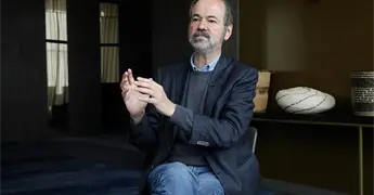Humanidad se vuelve m&aacute;s tonta mientras la IA avanza: Villoro