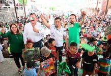 Niñas y niños festejan con Ricardo Gallardo