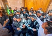 Zafarrancho entre policías y manifestantes en alrededores del Palacio Municipal