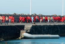 Rescatan a 100 inmigrantes en aguas de las Islas Canarias