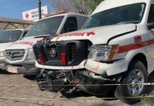 Conductor fantasma impacta vehículo contra ambulancias frente a la Cruz Roja