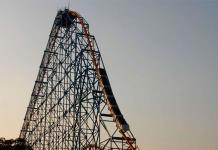 Falla en juego mecánico de Six Flags deja varados a visitantes