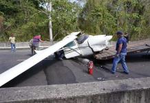 Una avioneta se estrella en una avenida de la Ciudad de Panamá sin víctimas