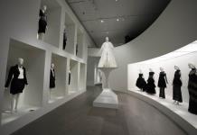 El Met reúne el legado de Lagerfeld, diseñador erudito y empresario de moda (FOTOS)