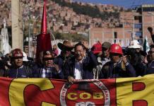 Presidente de Bolivia encabeza marcha y sube los salarios
