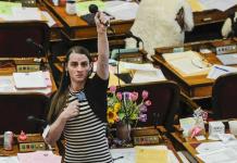 Legisladora transgénero presenta demanda en Montana