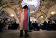 Bloquean norma que limita atención a transgénero en Missouri