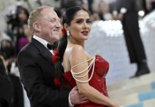 Salma Hayek conquista la Met Gala con sensual look de corset rojo