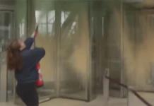 Ecologistas pintan la Fundación Louis Vuitton y lujosa plaza Vendôme en París
