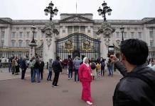 Arrestan a un hombre por arrojar supuestos cartuchos al palacio de Buckingham