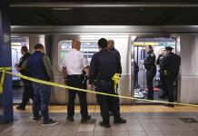 Neoyorquinos exigen justicia tras asesinato de un sin techo negro en el metro